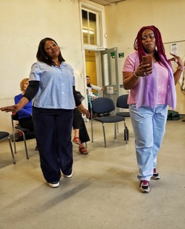 Two participants moving and singing in a Side By Side session